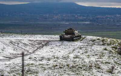 Un char ancien dans la neige, sur le plateau du Golan, dans le nord d'Israël, le 31 janvier 2024. (Crédit : Ayal Margolin/Flash90)