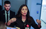 La ministre des Transports, Miri Regev, s'adresse aux médias après une audience du tribunal de première instance de Tel Aviv, le 31 janvier 2024 (Flash90)