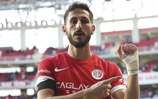 Le footballeur israélien Sagiv Jehezkel fait un signe de solidarité avec les otages détenus à Gaza, alors qu'il célèbre un but du club turc d'Antalyaspor, le 14 janvier 2024. (Crédit : Demiroren News Agency / AFP) Le footballeur israélien Sagiv Jehezkel fait un signe de solidarité avec les otages détenus à Gaza, alors qu'il célèbre un but du club turc d'Antalyaspor, le 14 janvier 2024. (Crédit : Demiroren News Agency / AFP)