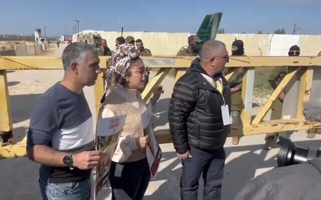 Des manifestants bloquant le poste frontière de Kerem Shalom pour empêcher les camions d'aide humanitaire d'entrer dans la bande de Gaza. Au centre, Tsufit Libman, dont le beau-frère Elyakim Libman est otage, et à droite, Danny Elgarat, dont le frère Itzik Elgarat est otage. (Crédit : Capture d'écran X ; utilisée conformément à l'article 27a de la loi sur le droit d'auteur) Des manifestants bloquant le poste frontière de Kerem Shalom pour empêcher les camions d'aide humanitaire d'entrer dans la bande de Gaza. Au centre, Tsufit Libman, dont le beau-frère Elyakim Libman est otage, et à droite, Danny Elgarat, dont le frère Itzik Elgarat est otage. (Crédit : Capture d'écran X ; utilisée conformément à l'article 27a de la loi sur le droit d'auteur)