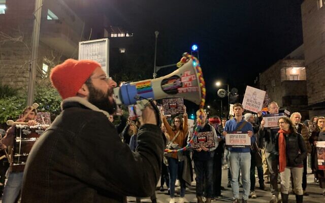 Des manifestants rassemblés devant le domicile privé du Premier ministre Benjamin Netanyahu pour exiger un accord sur les otages, rue Azza, à Jérusalem, le 21 janvier 2024. (Crédit : Charlie Summers/Times of Israel) Des manifestants rassemblés devant le domicile privé du Premier ministre Benjamin Netanyahu pour exiger un accord sur les otages, rue Azza, à Jérusalem, le 21 janvier 2024. (Crédit : Charlie Summers/Times of Israel)