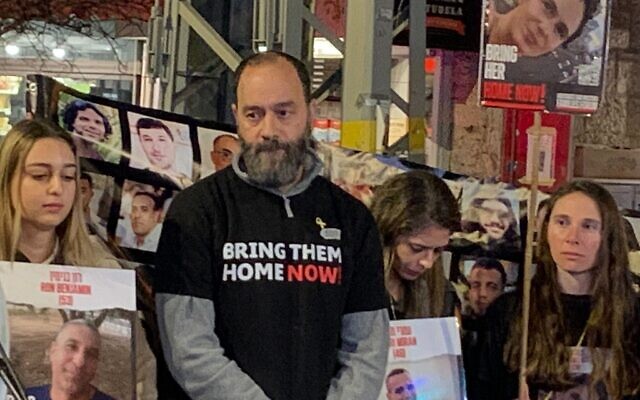 Jon Polin, père de l'otage Hersh Goldberg-Polin, lors d'une manifestation devant la résidence privée du Premier ministre Benjamin Netanyahu, rue Azza, à Jérusalem, le 21 janvier 2024. (Crédit : Charlie Summers/Times of Israel)
