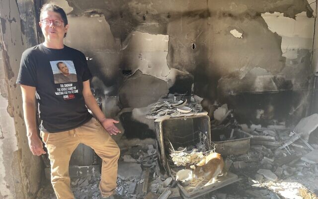 Yuval Haran, dont le père a été tué et dont sept proches ont été pris en otage à Gaza au kibboutz Beeri, dans la maison de ses parents au sein de la communauté. (Crédit : Jessica Steinberg/ Times of Israel)