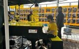 Un piano jaune à l'extérieur du centre commercial BIG à Yehud en homage à l'otage Alon Ohel, 22 ans, qui a été capturé par le Hamas lors de l'assaut du 7 octobre, 14 janvier 2024. (Crédit : Sharon Wrobel)