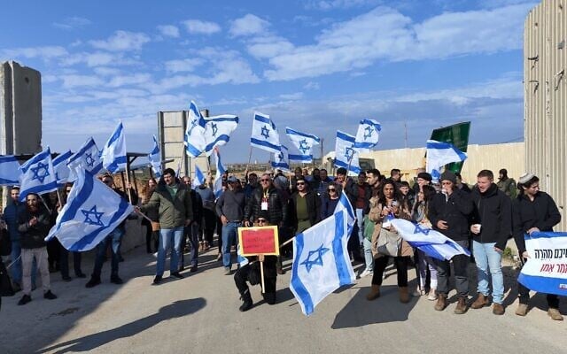 Des manifestants bloquant le poste frontière de Kerem Shalom, pour protester contre l'acheminement de l'aide à Gaza alors que des otages sont toujours détenus, le 26 janvier 2024. (Crédit : Autorisation) Des manifestants bloquant le poste frontière de Kerem Shalom, pour protester contre l'acheminement de l'aide à Gaza alors que des otages sont toujours détenus, le 26 janvier 2024. (Crédit : Autorisation)