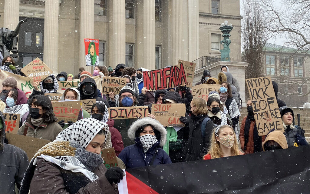 Manifestants anti-Israël sur les marches de la Low Memorial Library, à l'Université Columbia, le 19 janvier 2024. (Crédit : CJAA) Manifestants anti-Israël sur les marches de la Low Memorial Library, à l'Université Columbia, le 19 janvier 2024. (Crédit : CJAA)