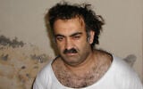 Khalid Sheikh Mohammed, le cerveau présumé du 11-Septembre, peu après sa capture lors d'un raid au Pakistan, le 1ᵉʳ mars 2003. (Crédit : AP)