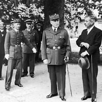 Le maréchal Philippe Petain et le Premier ministre Pierre Laval, au parc du pavillon Sévigné, à Vichy, en 1942. (Crédit : Keystone-France/Gamma-Keystone via Getty Images/Domaine public)