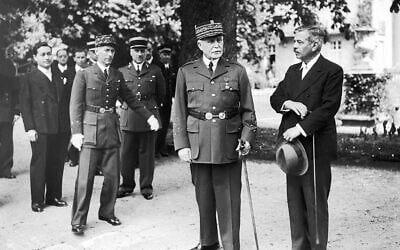 Le maréchal Philippe Petain et le Premier ministre Pierre Laval, au parc du pavillon Sévigné, à Vichy, en 1942. (Crédit : Keystone-France/Gamma-Keystone via Getty Images/Domaine public)