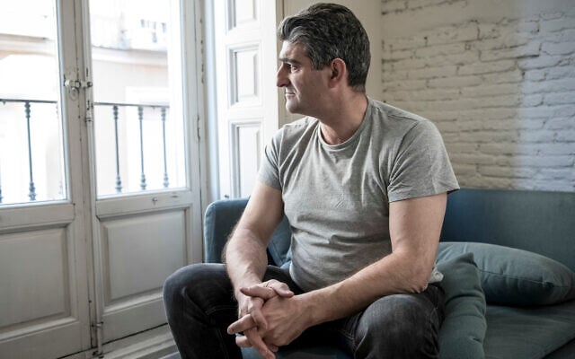 Illustration : Un homme anxieux et déprimé. (Crédit : OcusFocus/iStock)