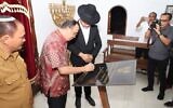 Le rabbin Yaakov Baruch lors de l'inauguration de la seule synagogue d'Indonésie avec le gouvernement local, en 2019. (Crédit : Yaakov Baruch / CC BY-SA 4.0)