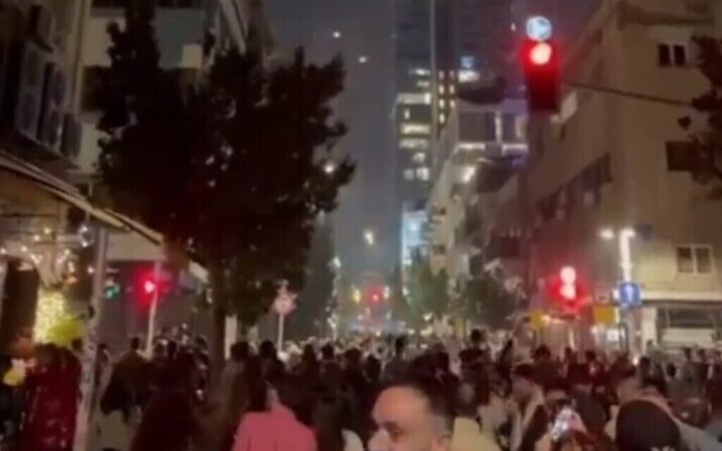 Le Dôme de fer intercepte des roquettes en provenance de Gaza au-dessus de Tel-Aviv juste après minuit, au passage de 2023 à 2024. (Capture d'écran via X / Bar Sol / Yediot news ; utilisée conformément à la clause 27a de la loi sur les droits d'auteur)