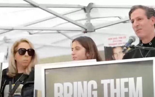 Ruby Chen, père de l’otage Itay Chen, prend la parole lors d'un rassemblement de 24 heures en faveur des otages à Tel Aviv à l'occasion des 100 jours de l’attaque du Hamas du 7 octobre, le 14 janvier 2024. (Capture d’écran)