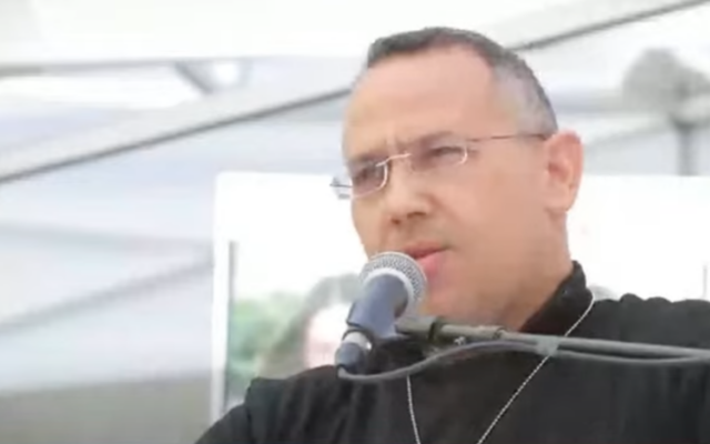 Adi Sharabi, dont les deux frères, Yossi et Eli Sharabi, ont été pris en otage au kibboutz Beeri alors que l'épouse et les deux filles d'Eli ont été tuées par les terroristes du Hamas, s'exprimant lors du rassemblement en faveur des otages, "Place des Otages", à Tel Aviv, le 14 janvier 2024. (Crédit : Capture d'écran)