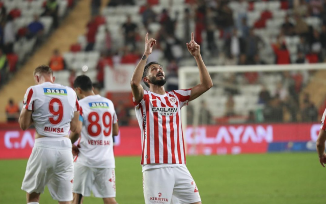 Une photo non datée du joueur de football israélien Sagiv Jehezkel jouant pour le club turc Antalyaspor.(Instagram)