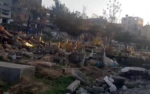 Capture d'écran d'une vidéo montrant un cimetière endommagé à Jabaliya, dans la bande de Gaza. (Capture d'écran : CNN/Reuters. Used in accordance with Clause 27a of the Copyright Law) Capture d'écran d'une vidéo montrant un cimetière endommagé à Jabaliya, dans la bande de Gaza. (Capture d'écran : CNN/Reuters. Used in accordance with Clause 27a of the Copyright Law)