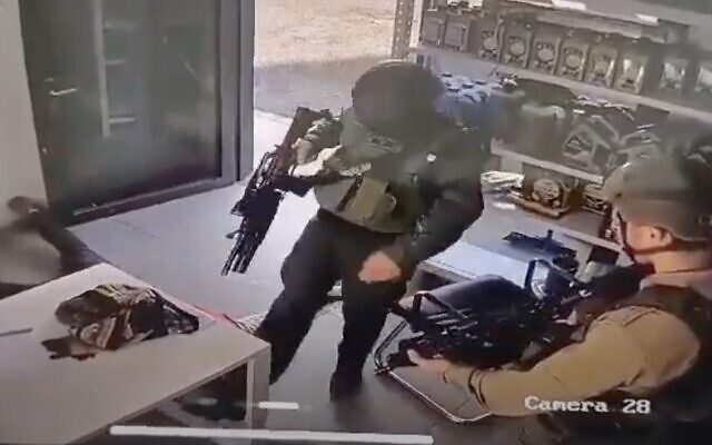 Un soldat de l’armée israélienne donnant des coups de pied à un employé palestinien d'une station-service dans le camp de réfugiés de Fawwar, en décembre 2023. (Crédit : Capture d'écran YouTube) Un soldat de l’armée israélienne donnant des coups de pied à un employé palestinien d'une station-service dans le camp de réfugiés de Fawwar, en décembre 2023. (Crédit : Capture d'écran YouTube)