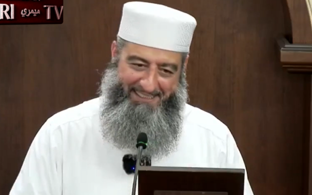 L'imam Ahmad Zoud lors d'une diatribe antisémite pendant son sermon du vendredi à la mosquée de Sydney, Masjid as-Sunnah Lakemba, le 22 décembre 2023. (Crédit : Capture d'écran MEMRI ; utilisée conformément à la clause 27a de la loi sur le droit d'auteur) L'imam Ahmad Zoud lors d'une diatribe antisémite pendant son sermon du vendredi à la mosquée de Sydney, Masjid as-Sunnah Lakemba, le 22 décembre 2023. (Crédit : Capture d'écran MEMRI ; utilisée conformément à la clause 27a de la loi sur le droit d'auteur)