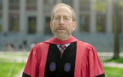 Alan Garber lors d'une cérémonie virtuelle de remise de diplômes, le 27 mai 2021. (Capture d'écran/YouTube)
