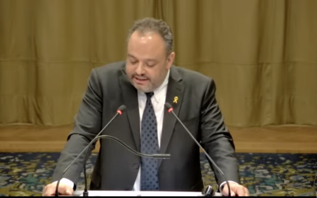 Le conseiller juridique du ministère des Affaires étrangères d'Israël Tal Becker s'exprimant au début de la deuxième journée d'audience, à la Cour internationale de justice, à La Haye, aux Pays-Bas, le 12 janvier 2024. (Crédit : Capture d'écran Youtube) Le conseiller juridique du ministère des Affaires étrangères d'Israël Tal Becker s'exprimant au début de la deuxième journée d'audience, à la Cour internationale de justice, à La Haye, aux Pays-Bas, le 12 janvier 2024. (Crédit : Capture d'écran Youtube)