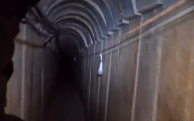 Images d'un tunnel à Gaza découvert par l'armée israélienne le 16 janvier 2024. (Capture d'écran/X)