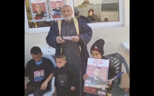 La famille Ziyadne dans une déclaration demandant au Premier ministre Benjamin Netanyahu d'en faire plus pour la libération des otages, depuis leur domicile de Rahat, le 16 janvier 2024. (Capture d'écran/X) La famille Ziyadne dans une déclaration demandant au Premier ministre Benjamin Netanyahu d'en faire plus pour la libération des otages, depuis leur domicile de Rahat, le 16 janvier 2024. (Capture d'écran/X)