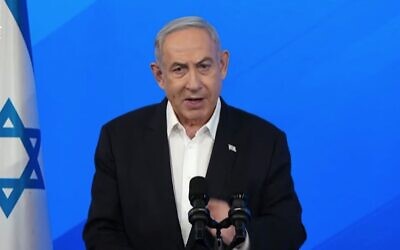 Le Premier ministre Benjamin Netanyahu donnant une conférence de presse, le 18 janvier 2024. (Crédit : Capture d'écran YouTube)
