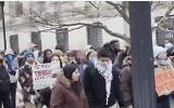 Des étudiants pro-palestiniens se rassemblent à l'université Columbia à New York, le 19 janvier 2024. (Capture d'écran/YouTube)