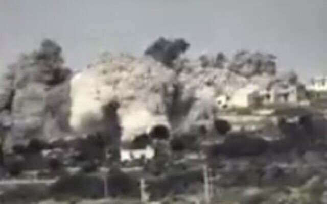 Une frappe aérienne contre des cibles du groupe terroriste chiite libanais du Hezbollah, dans le sud du Liban, sur une photo de l’armée israélienne diffusée le 22 janvier 2023. (Crédit : Capture d'écran X)