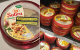 À gauche, du houmous Sabra étiqueté d'un message anti-Israël aux États-Unis, en janvier 2024 ; à droite, des pots de houmous Sabra exposés à Los Angeles, en avril 2021 (Crédit : Capture d'écran Facebook ; The Image Party/Shutterstock.com)