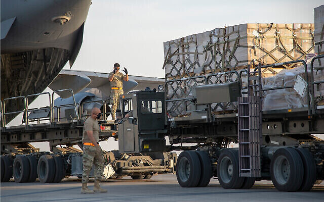 Le personnel de l'US Air Force chargeant des fournitures d'aide humanitaire dans un avion à destination de Beyrouth, à la base aérienne d'Al Udeid, au Qatar, le 6 août 2020. (Crédit : US Air Force/Staff Sgt. Heather Fejerang) Le personnel de l'US Air Force chargeant des fournitures d'aide humanitaire dans un avion à destination de Beyrouth, à la base aérienne d'Al Udeid, au Qatar, le 6 août 2020. (Crédit : US Air Force/Staff Sgt. Heather Fejerang)
