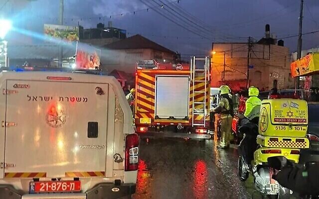 Sur les lieux d'un incendie domestique dans le quartier de Ras al-Amoud à Jérusalem-Est, le 23 janvier 2024. (Crédit : Magen David Adom) Sur les lieux d'un incendie domestique dans le quartier de Ras al-Amoud à Jérusalem-Est, le 23 janvier 2024. (Crédit : Magen David Adom)