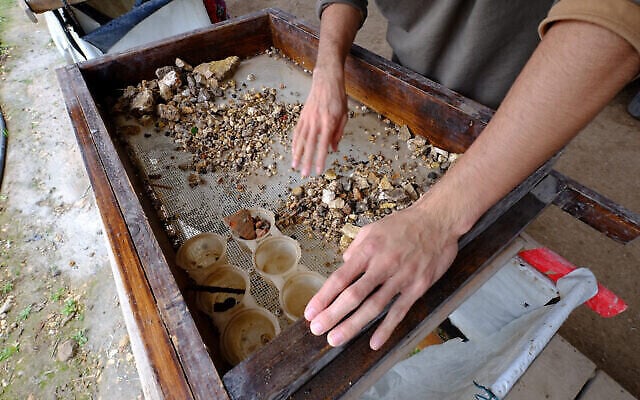 Tamisage humide de poussières dans le cadre d'un projet au mont du Temple. (Avec l'aimable autorisation de l'auteur)