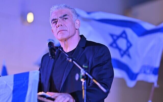 Illustration : Le chef de l'opposition Yair Lapid prend la parole lors d'une manifestation contre la réforme judiciaire à Hod Hasharon, le 15 juillet 2023. (Autorisation) Illustration : Le chef de l'opposition Yair Lapid prend la parole lors d'une manifestation contre la réforme judiciaire à Hod Hasharon, le 15 juillet 2023. (Autorisation)