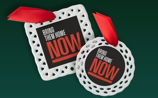 Le Forum des familles des otages et disparus a créé une décoration de Noël intitulée "Bring Them Home Now" pour attirer l'attention sur les otages détenus à Gaza par les terroristes du Hamas depuis le 7 octobre 2023. (Crédit : Autorisation) Le Forum des familles des otages et disparus a créé une décoration de Noël intitulée "Bring Them Home Now" pour attirer l'attention sur les otages détenus à Gaza par les terroristes du Hamas depuis le 7 octobre 2023. (Crédit : Autorisation)