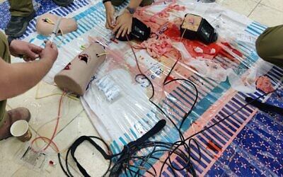 Des soldats prêts à entrer à Gaza utilisent des "pièces détachées" high-tech de corps humain présentant des blessures pendant une formation constituée d'exercices de simulation offerte par MSR à la frontière avec Gaza, au mois d'octobre 2023. (Autorisation : MSR)