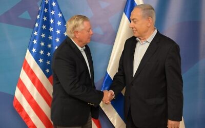 Le sénateur américain Lindsey Graham (à gauche) rencontrant le Premier ministre Benjamin Netanyahu dans le bureau de ce dernier, à Jérusalem, le 4 janvier 2024. (Crédit : Amos Ben Gershom/GPO)
