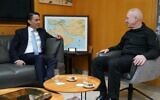 Le ministère de la Défense Yoav Gallant rencontre l'envoyé spécial américain Amos Hochstein au ministère de la Défense à Tel Aviv, le 4 janvier 2024. (Crédit : Ariel Hermoni/Ministère de la Défense)