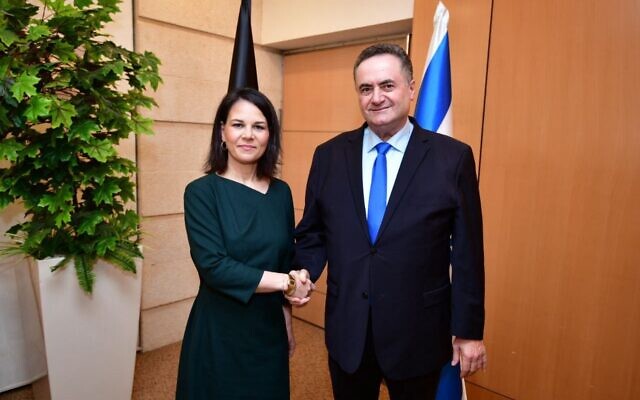 La ministre allemande des Affaires étrangères Annalena Baerbock (à gauche) rencontre le ministre des Affaires étrangères Israël Katz à Jérusalem, le 7 janvier 2024. (Crédit : Rafi Ben Hakoun/Ministère des Affaires étrangères) La ministre allemande des Affaires étrangères Annalena Baerbock (à gauche) rencontre le ministre des Affaires étrangères Israël Katz à Jérusalem, le 7 janvier 2024. (Crédit : Rafi Ben Hakoun/Ministère des Affaires étrangères)