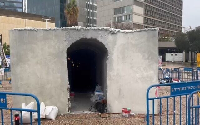 Un tunnel du Hamas reconstitué Place des Otages à Tel Aviv pour sensibiliser à la cause des captifs encore à Gaza, le 23 janvier 2024. (Autorisation/Hostages and Missing Families Forum) Un tunnel du Hamas reconstitué Place des Otages à Tel Aviv pour sensibiliser à la cause des captifs encore à Gaza, le 23 janvier 2024. (Autorisation/Hostages and Missing Families Forum)