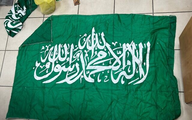Un drapeau islamique trouvé par la police lors de l'arrestation de deux hommes de Jérusalem-Est soupçonnés de planifier une attaque terroriste, autorisée à la publication le 22 janvier 2024. (Crédit : Porte-parole de la police) Un drapeau islamique trouvé par la police lors de l'arrestation de deux hommes de Jérusalem-Est soupçonnés de planifier une attaque terroriste, autorisée à la publication le 22 janvier 2024. (Crédit : Porte-parole de la police)