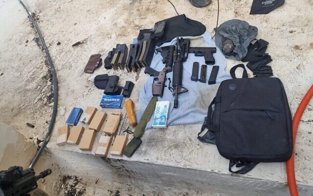 Des armes qui, selon l'armée israélienne, ont été saisies lors d'un raid anti-terroriste dans la ville de Bala en Cisjordanie, sur une photo publiée le 6 janvier 2023. (Crédit : Armée israélienne)