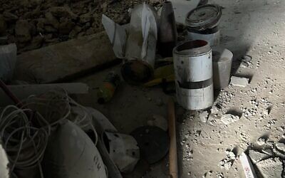 Des parties de ce que l’armée israélienne dit être un missile de croisière naval développé par le Hamas dans la bande de Gaza, sur une image publiée le 7 janvier 2024. (Crédit : Armée israélienne)