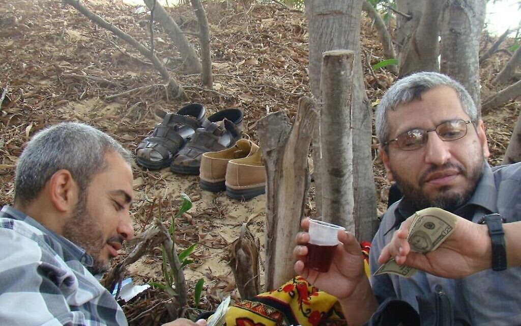 Mohammed Deif, à droite, le commandant de l'aile armée du groupe terroriste palestinien du Hamas, sur une photo non datée publiée le 6 janvier 2024. (Crédit : Armée israélienne)
