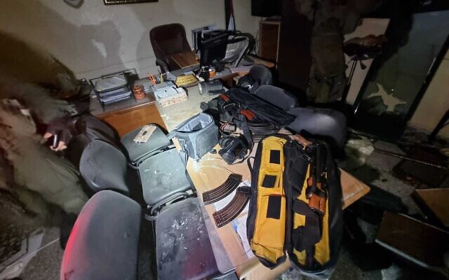Des armes trouvées par les troupes de la Brigade Givati dans l'université islamique de Khan Younès, au sud de Gaza, le 9 janvier 2024. (Crédit : Armée israélienne) Des armes trouvées par les troupes de la Brigade Givati dans l'université islamique de Khan Younès, au sud de Gaza, le 9 janvier 2024. (Crédit : Armée israélienne)