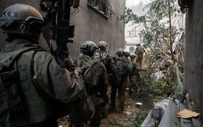 Les troupes de l'armée israélienne opérant à Gaza, sur une image publiée le 8 janvier 2024. (Crédit : Armée israélienne)