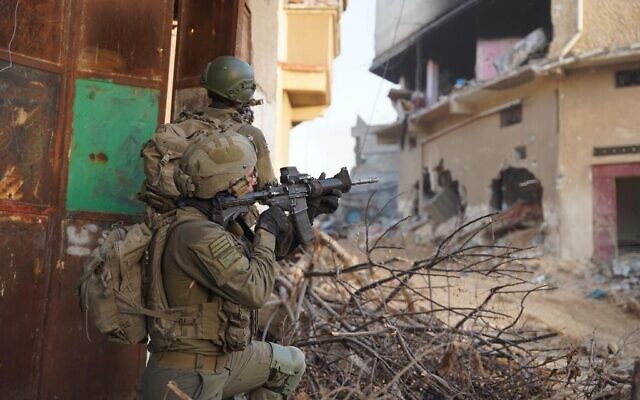Des troupes de la Brigade Kfir opérant à Khan Younès, dans le sud de Gaza, sur une image publiée le 14 janvier 2024. (Crédit : Armée israélienne) Des troupes de la Brigade Kfir opérant à Khan Younès, dans le sud de Gaza, sur une image publiée le 14 janvier 2024. (Crédit : Armée israélienne)