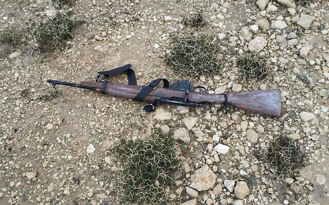 Une arme à feu utilisée lors d'une attaque contre des soldats près de l'implantation de Metzad en Cisjordanie, le 14 janvier 2024. (Crédit : Armée israélienne) Une arme à feu utilisée lors d'une attaque contre des soldats près de l'implantation de Metzad en Cisjordanie, le 14 janvier 2024. (Crédit : Armée israélienne)