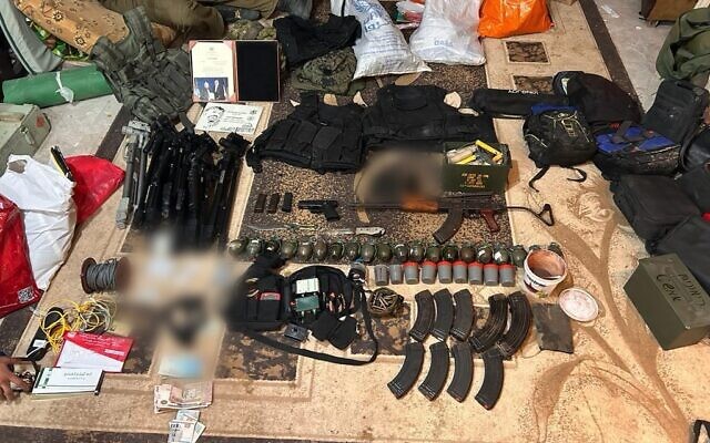 Des armes trouvées dans un bastion du Hamas, dans le sud de Khan Younès, sur une image publiée le 18 janvier 2024. (Crédit : Armée israélienne)