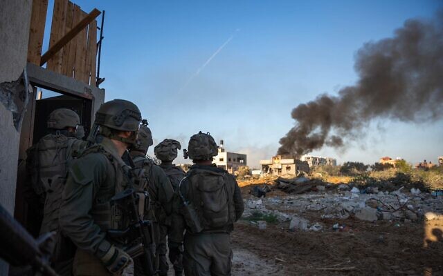 Des troupes de Tsahal en opération dans la bande de Gaza dans une image autorisée à la publication le 24 janvier 2024. (Crédit : Tsahal)